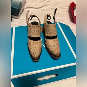 Lane mules brand new never worn size 6